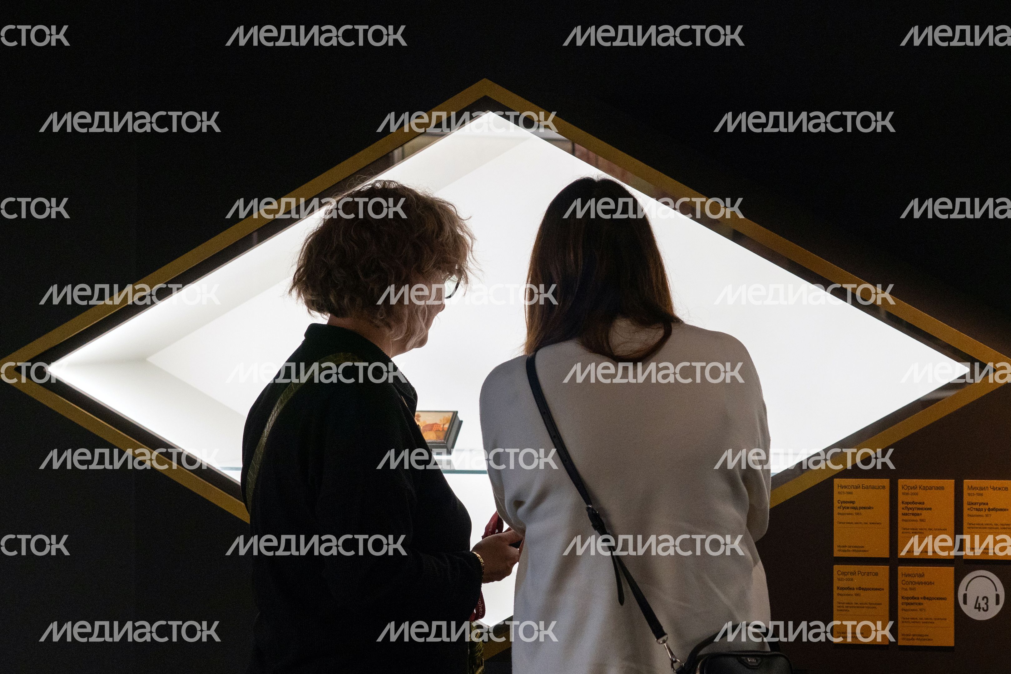 Посетители выставки «Федоскино: где живет душа» в музее «Новый Иерусалим» города Истра Посетители выставки «Федоскино: где живет душа» в музее «Новый Иерусалим» города Истра