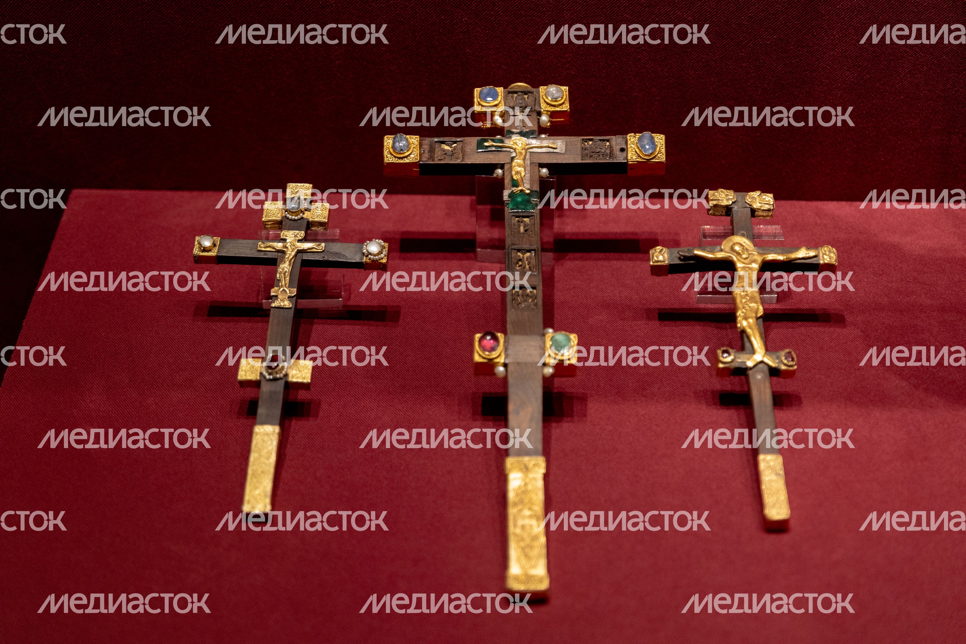 Ризница. Экспозиция Реликвия и сокровища Троице-Сергиева монастыря XI-XVII веков Ризница. Экспозиция Реликвия и сокровища Троице-Сергиева монастыря XI-XVII веков