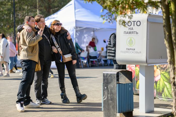 Мгновенное фото на память в фотобудке парка Мира города Мытищи