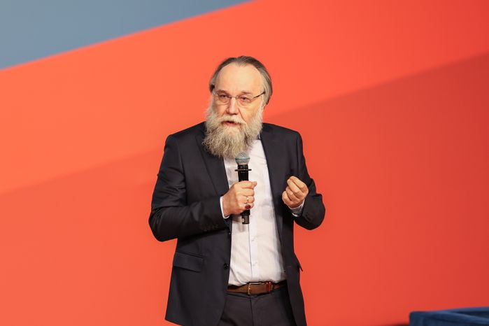 Александр Дугин выступает перед участниками молодежного форума "На государственной службе"