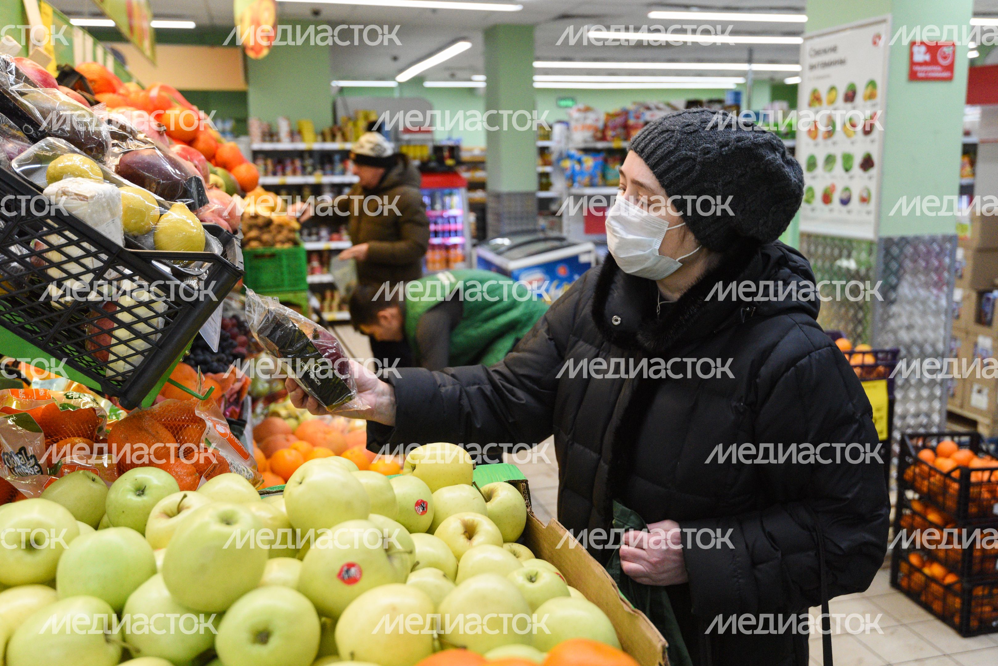 Люди в масках в период эпидемии коронавируса