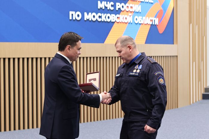 Андрей Воробьев поздравил сотрудников МЧС с Днем спасателя и 35-летием ведомства