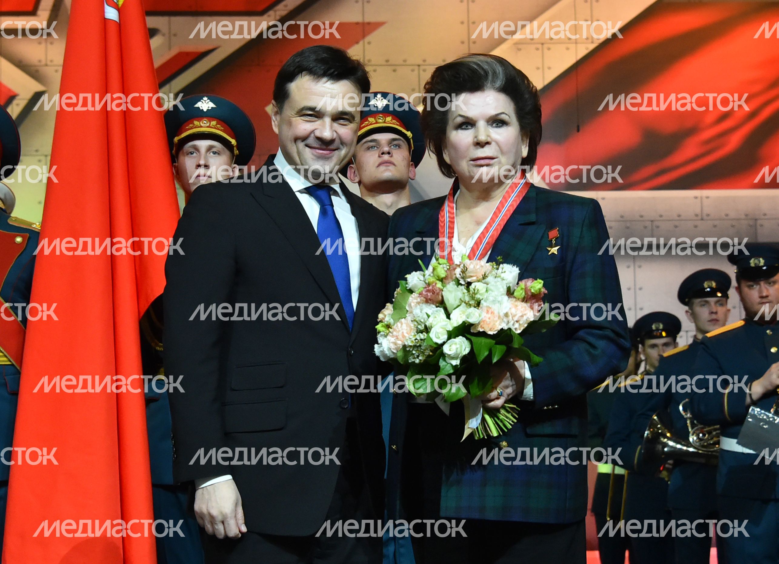 Валентина Терешкова и Андрей Воробьев на церемонии награждения в честь Дня защитника Отечества в Подмосковье Валентина Терешкова и Андрей Воробьев на церемонии награждения в честь Дня защитника Отечества в Подмосковье