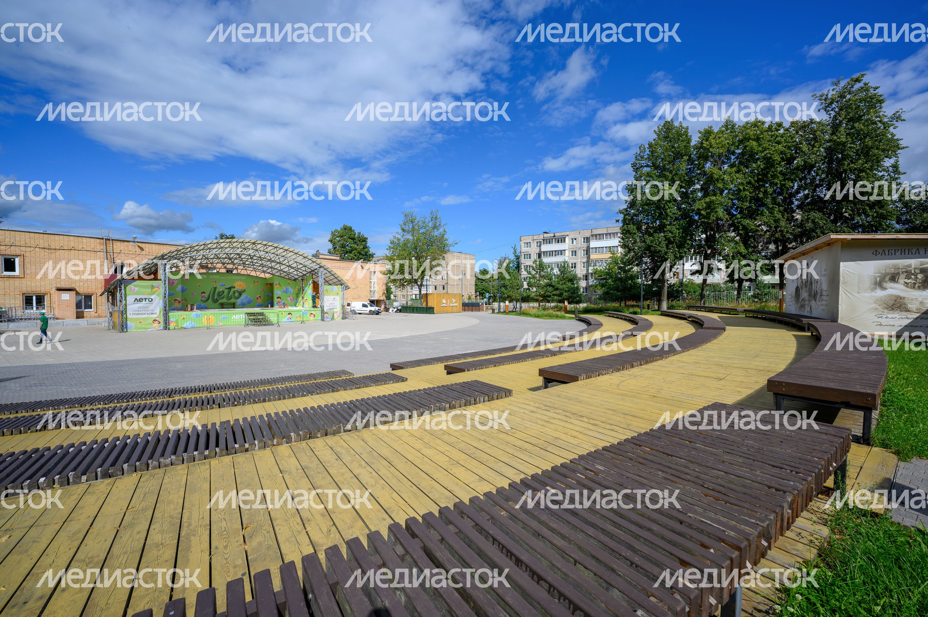 Концертная площадка со сценой и амфитеатром в Зарайском центральном парке культуры и отдыха летом Концертная площадка со сценой и амфитеатром в Зарайском центральном парке культуры и отдыха летом