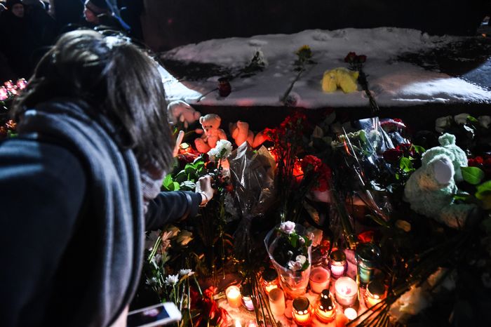 Акция в память о погибших в Кемерове на Пушкинской площади в Москве