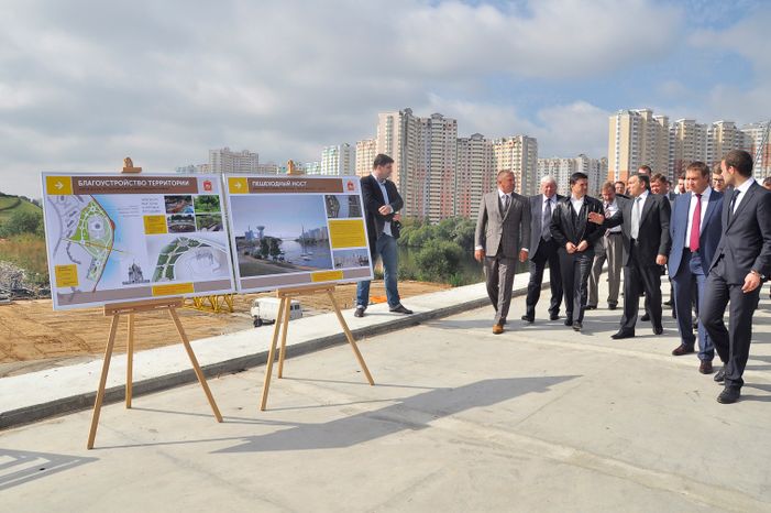 А. Воробьев проверил строительство пешеходного моста между Мякининской и Павшинской поймами