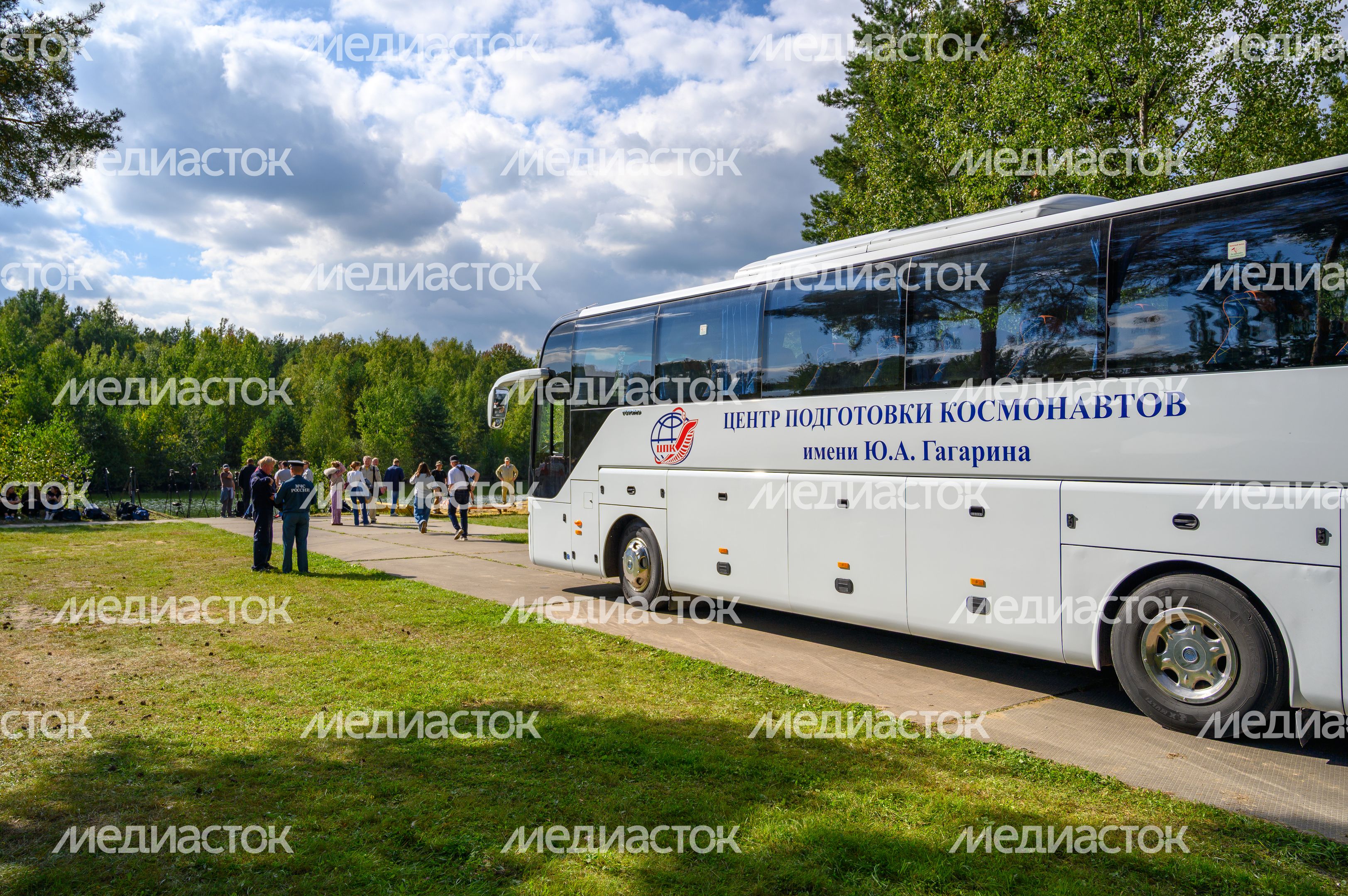 Автобус Центра подготовки космонавтов привез космонавтов на тренировку по действиям после посадки на воду в Ногинске Автобус Центра подготовки космонавтов привез космонавтов на тренировку по действиям после посадки на воду в Ногинске