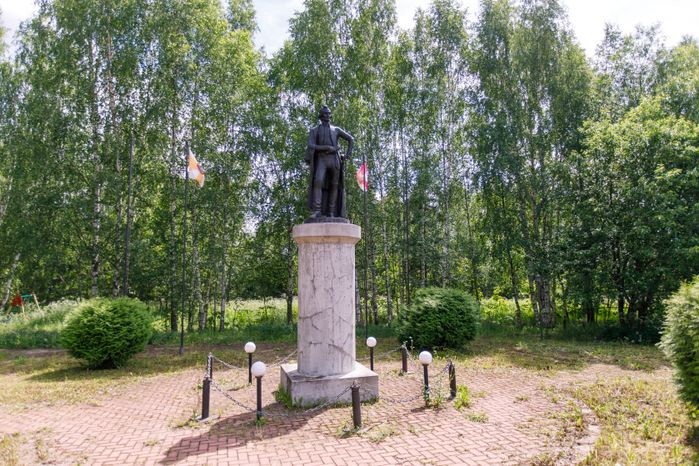 Памятник А.В. Суворову в деревне Рождествено