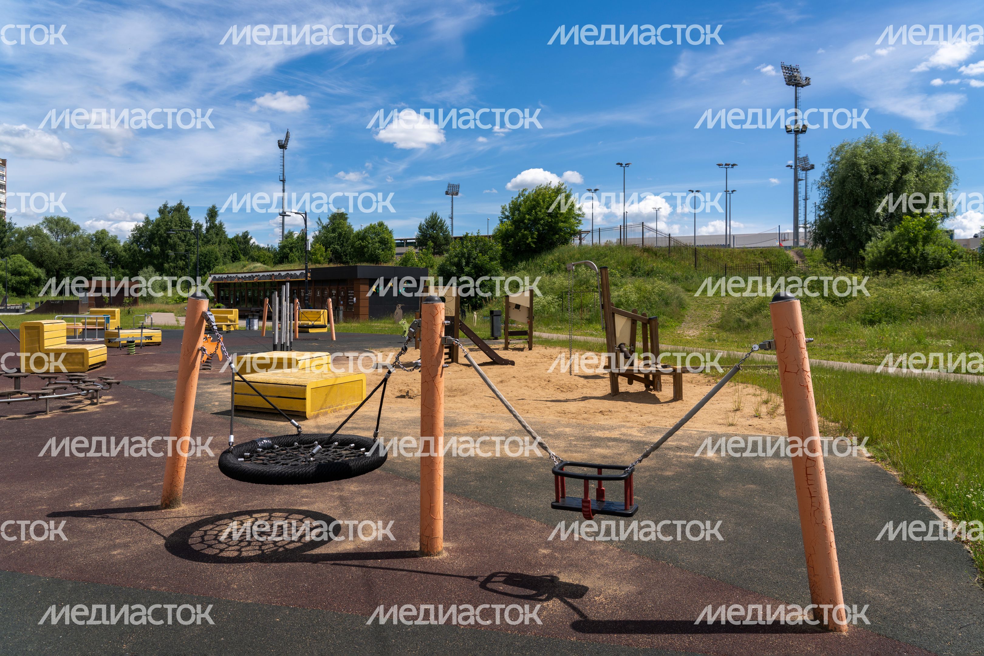 Парк у набережной реки Песочной в Истре