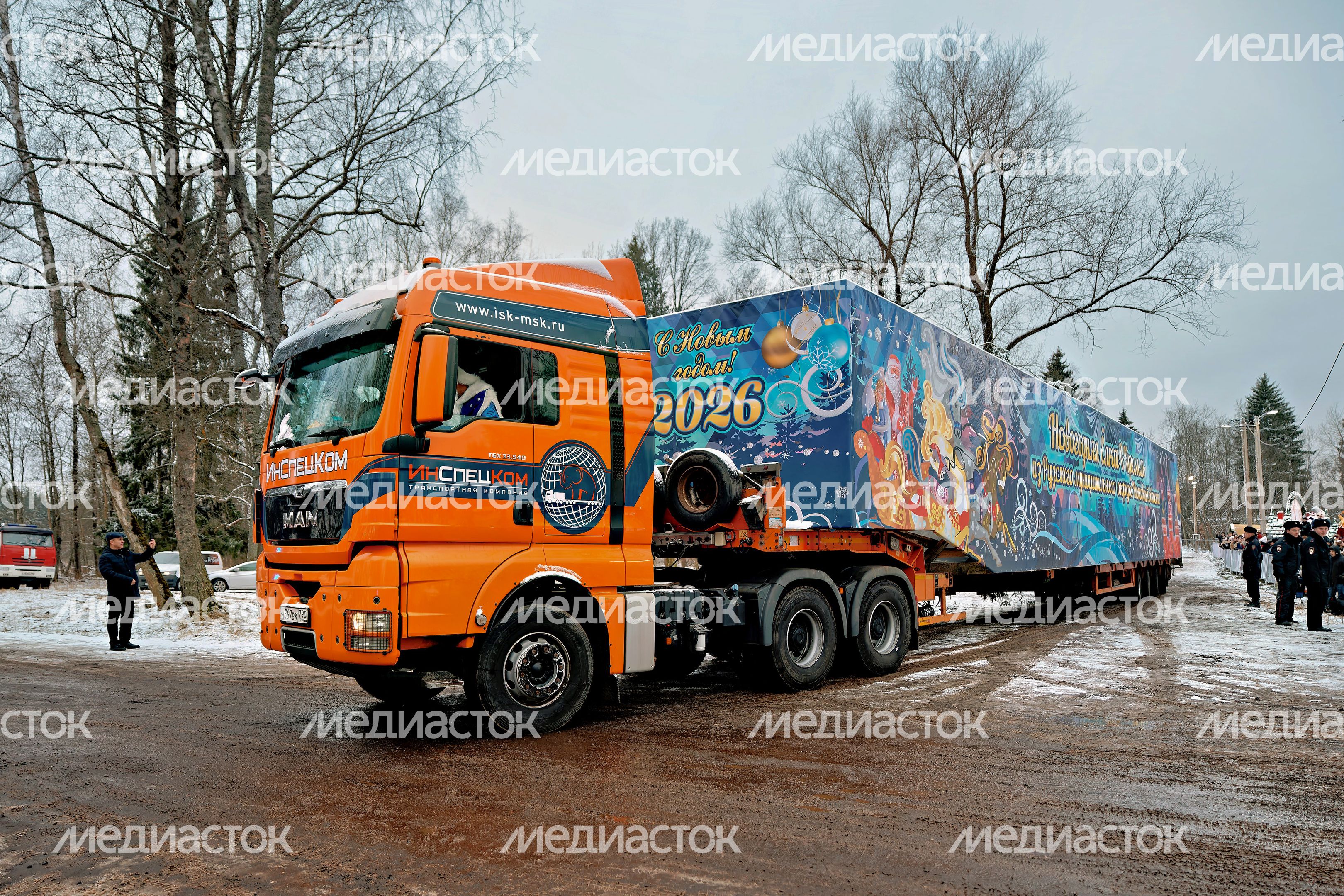 Автопоезд Деда Мороза везет в Москву главную елку страны Автопоезд Деда Мороза везет в Москву главную елку страны
