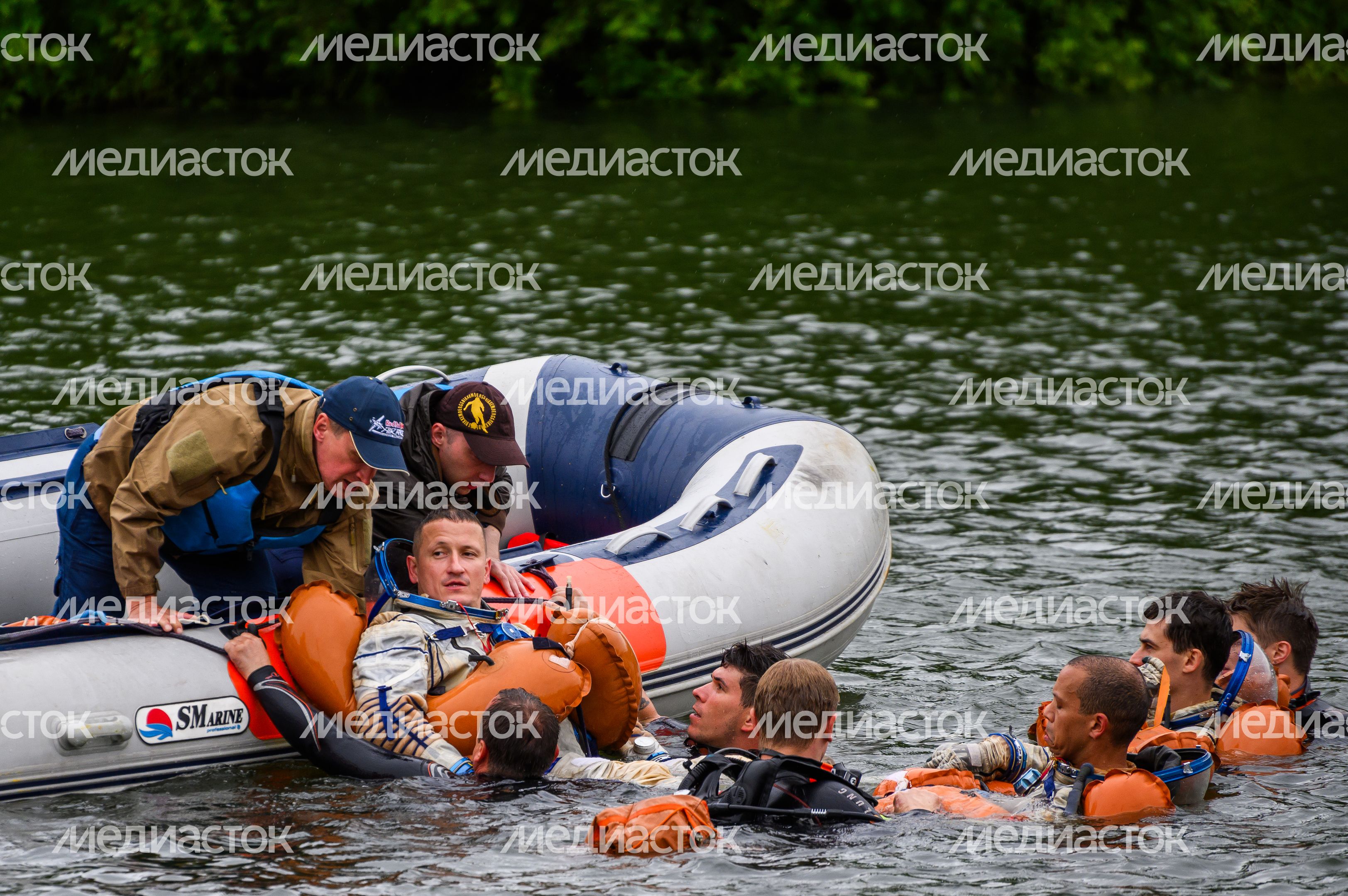 Тренировка космонавтов по действиям после посадки на воду в Ногинске