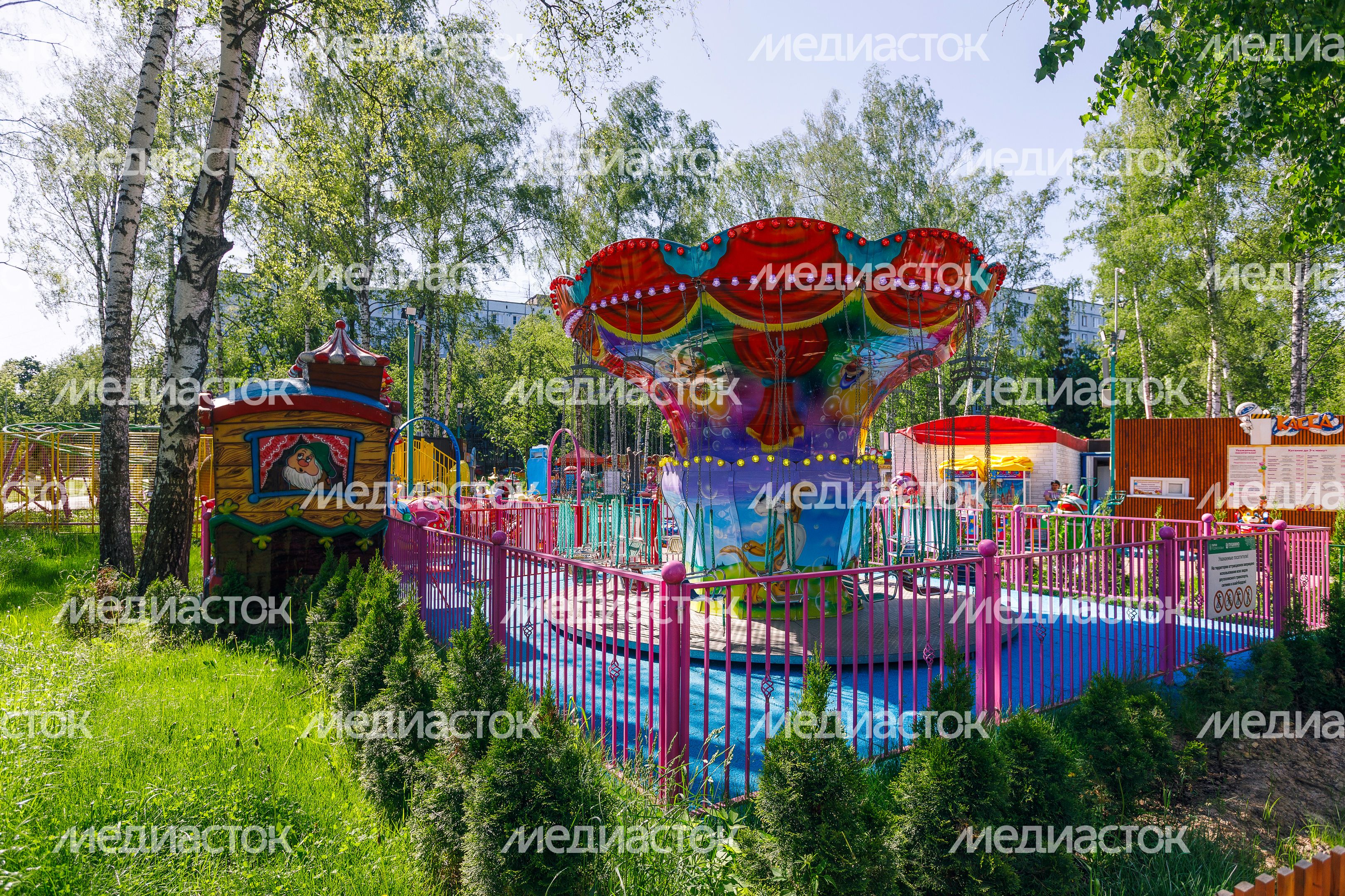 Аттракционы в Центральном парке культуры и отдыха «Пушкинский» в Пушкино летом Аттракционы в Центральном парке культуры и отдыха «Пушкинский» в Пушкино летом