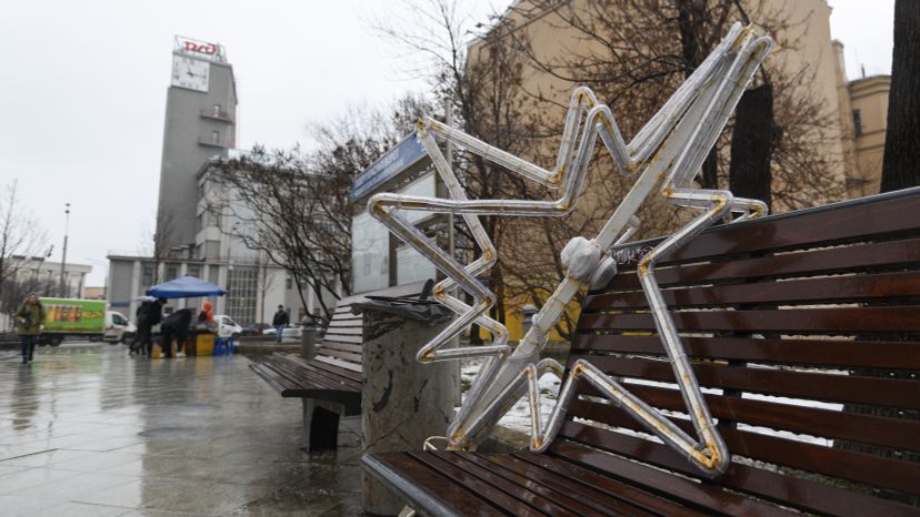 Демонтаж и складирование новогодних елок в Москве