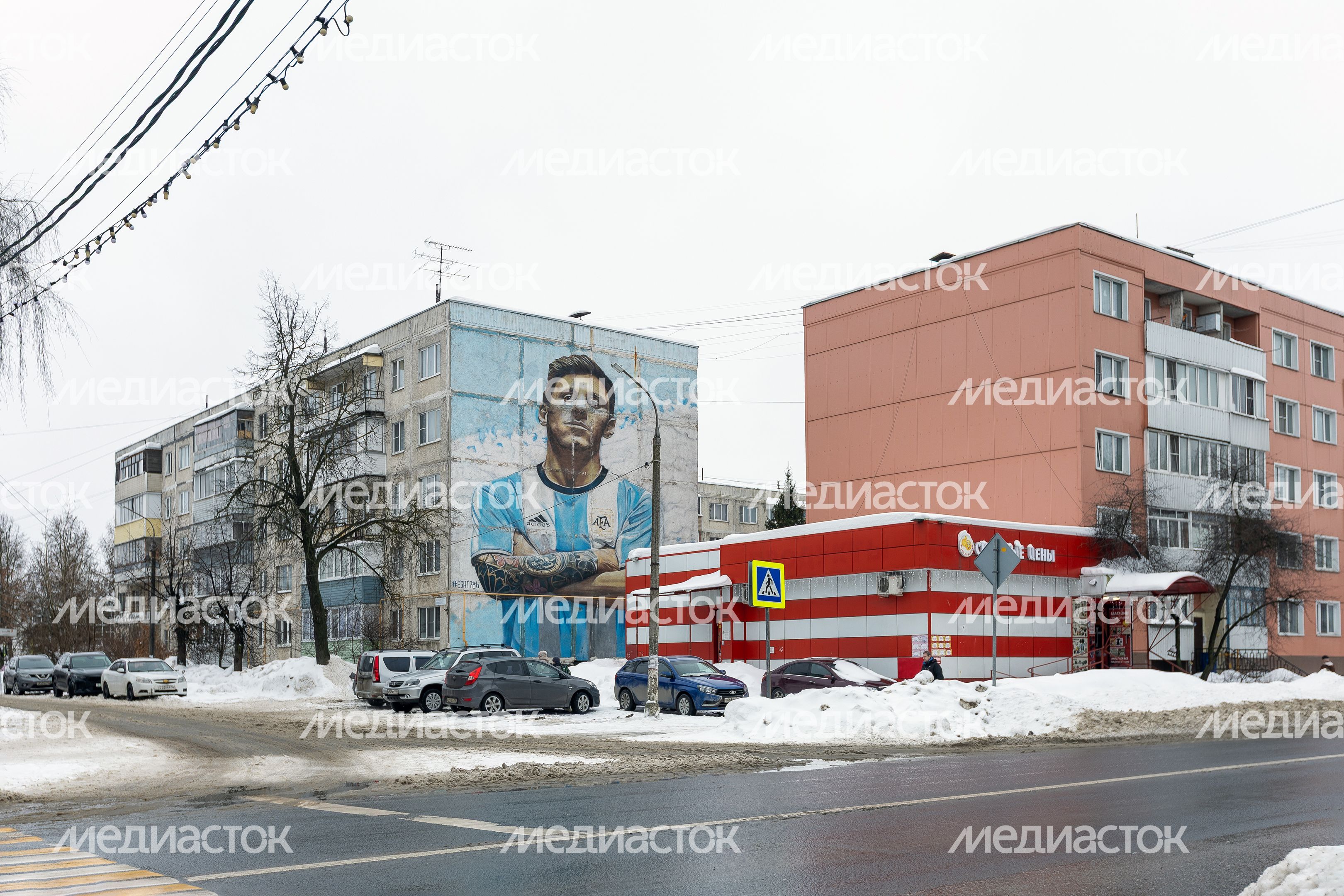 Мурал с футболистом Лионелем Месси на фасаде дома в Бронницах Мурал с футболистом Лионелем Месси на фасаде дома в Бронницах
