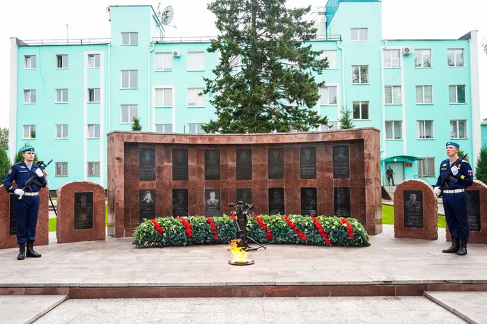 Губернатор возложил цветы к мемориалу погибших разведчиков 45-й отдельной бригады ВДВ