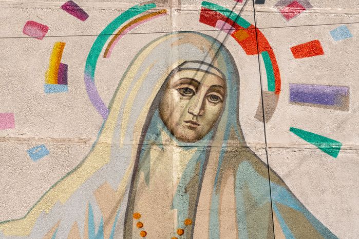 Мурал «Святая княгиня Елисавета — приятельница сирот» на фасаде дома на улице Победы в Лобне