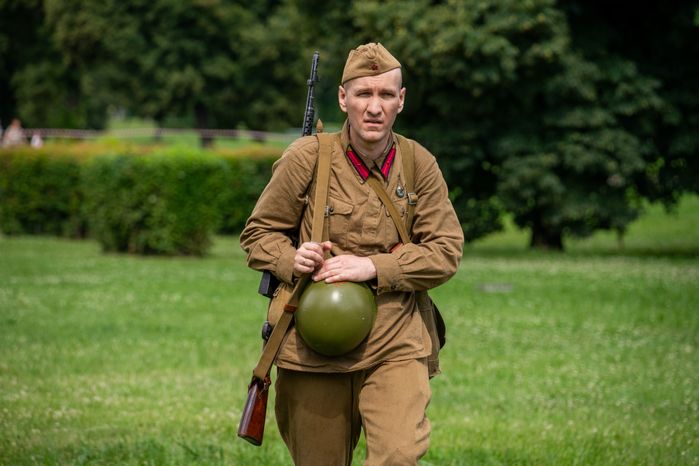 Реконструкция боя на военно-историческом фестивале «Ополчение. По зову сердца» в музее-заповеднике «Горки Ленинские»