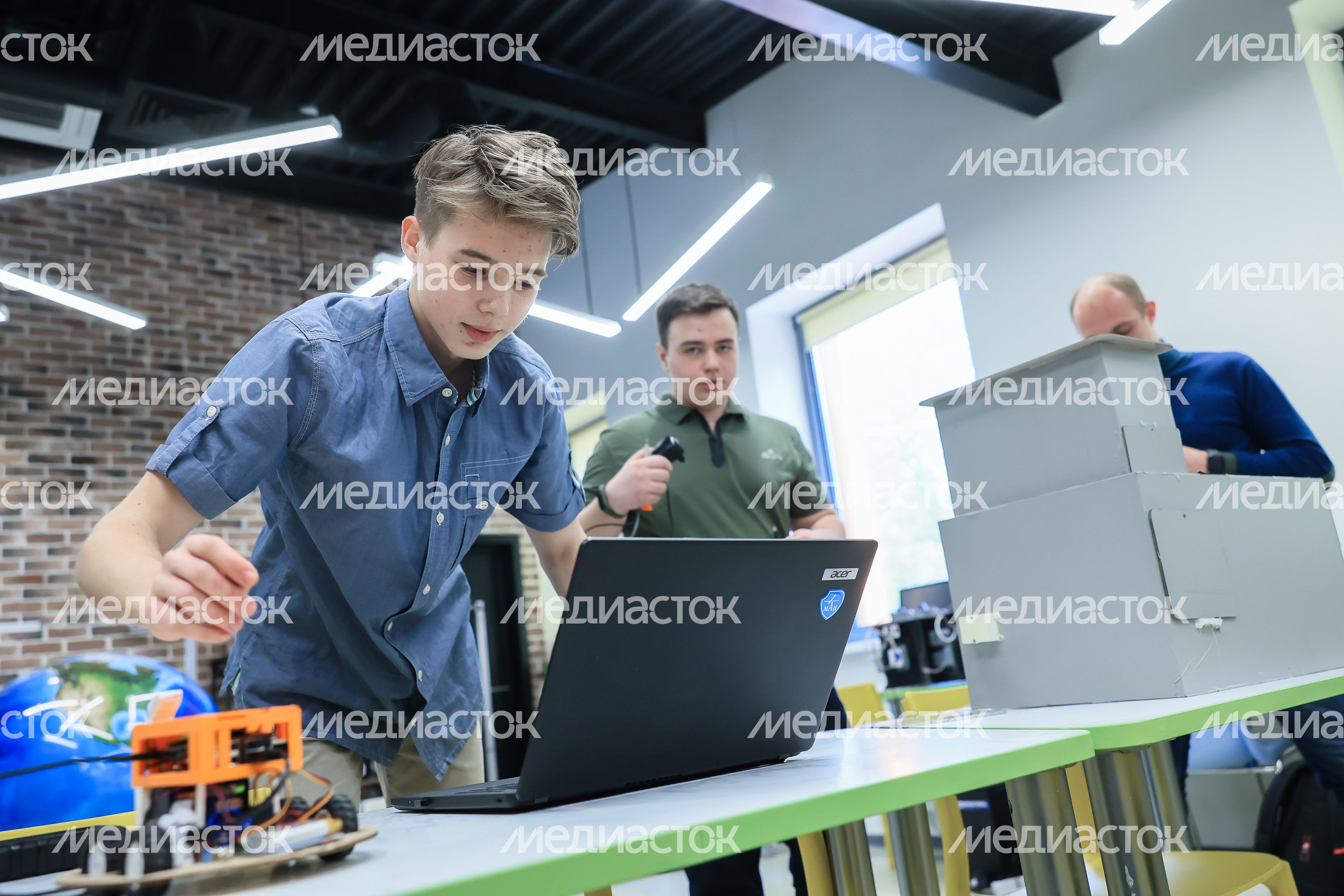 Представление учащимися «Изобретариума» своих разработок Губернатору Подмосковья