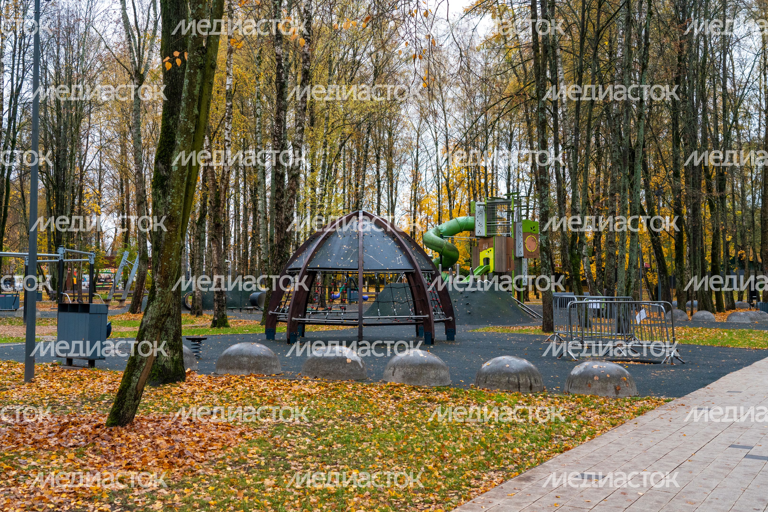 Детская площадка в городском парке культуры и отдыха Солнечногорска осенью Детская площадка в городском парке культуры и отдыха Солнечногорска осенью