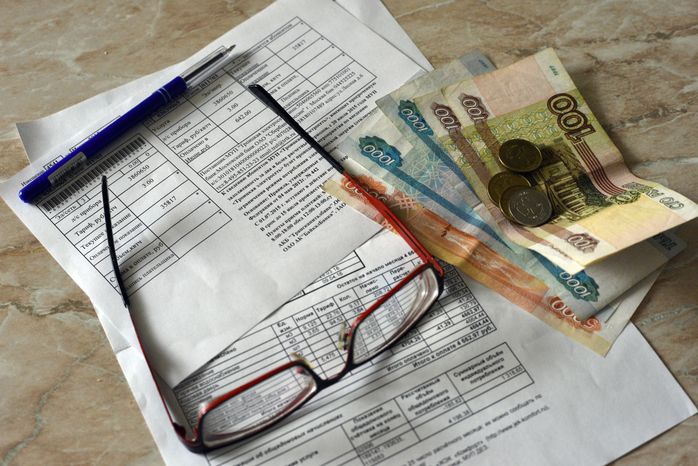 Деньги и счет на оплату коммунальных услуг