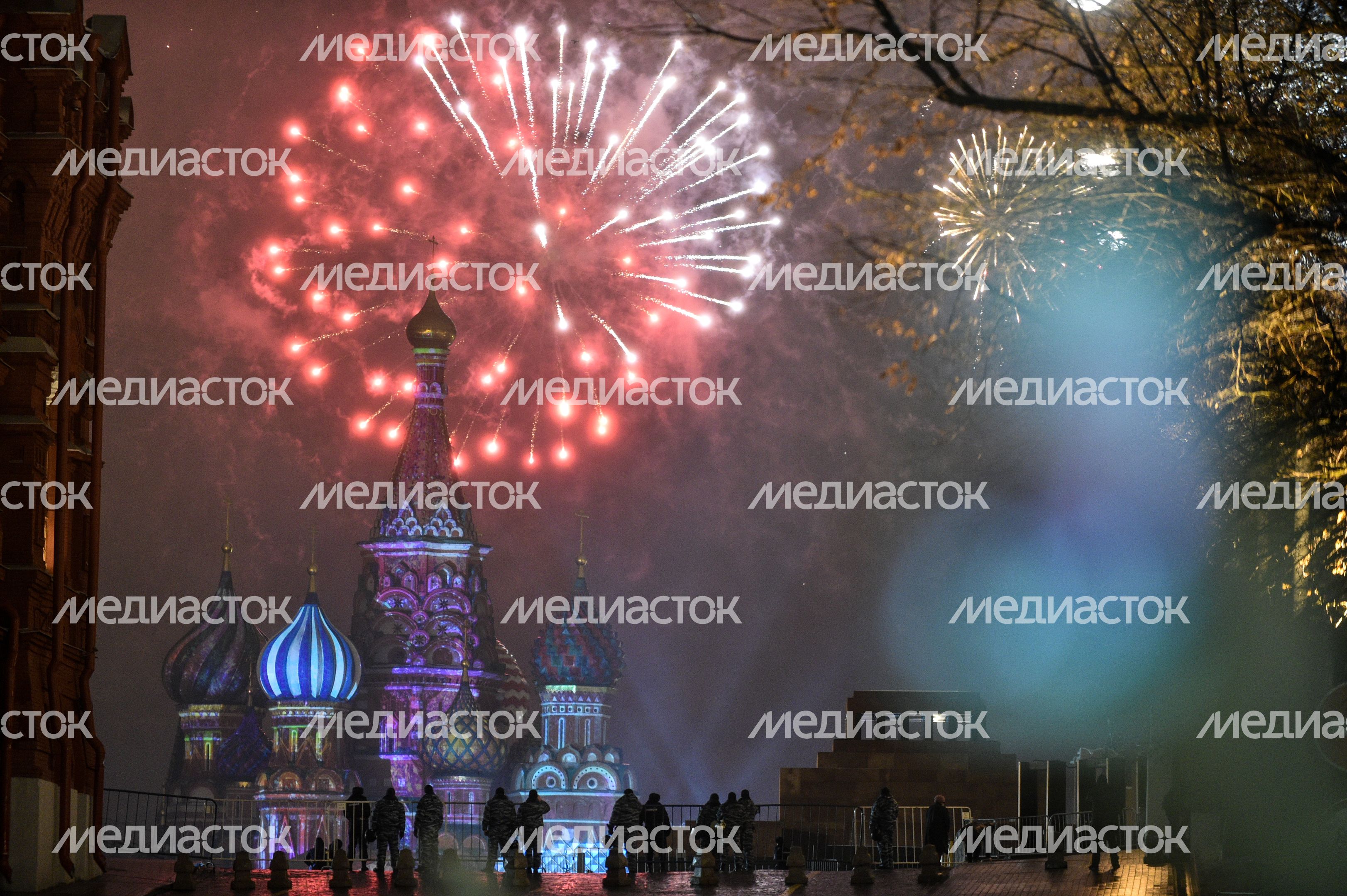 Как москвичи встречали 2017 год на Красной площади