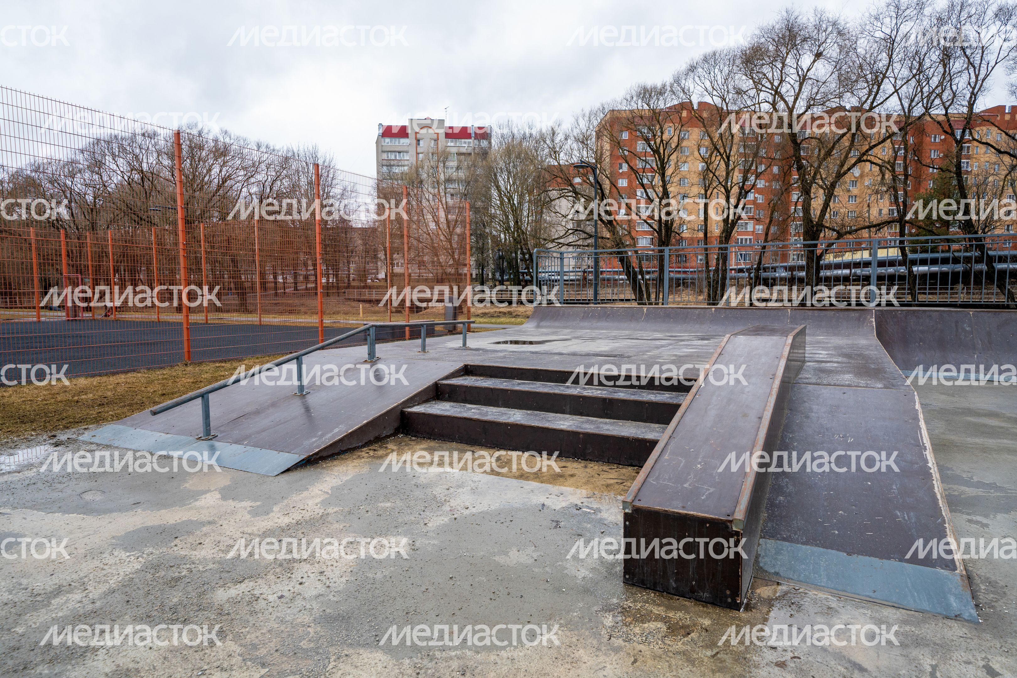 Весна в парке у набережной реки Песочной в Истре