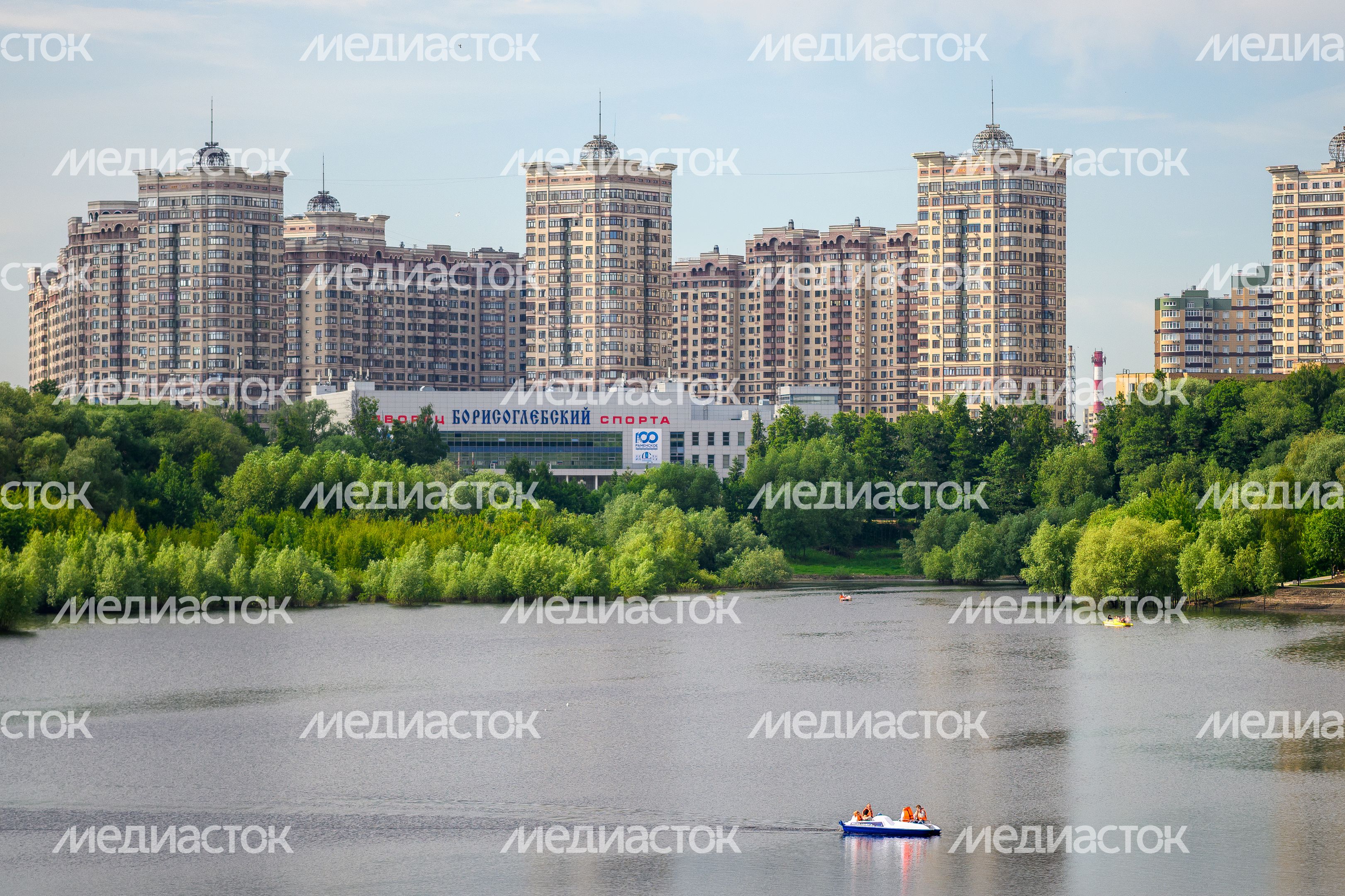 Набережная Борисоглебского озера в Раменском городском парке культуры и отдыха летом Набережная Борисоглебского озера в Раменском городском парке культуры и отдыха летом