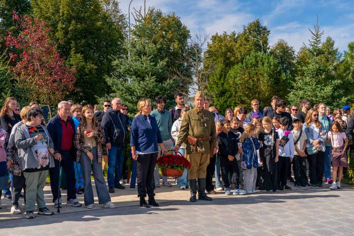 Возложение цветов к месту казни Зои Космодемьянской в музейном комплексе «Зоя» Рузского округа