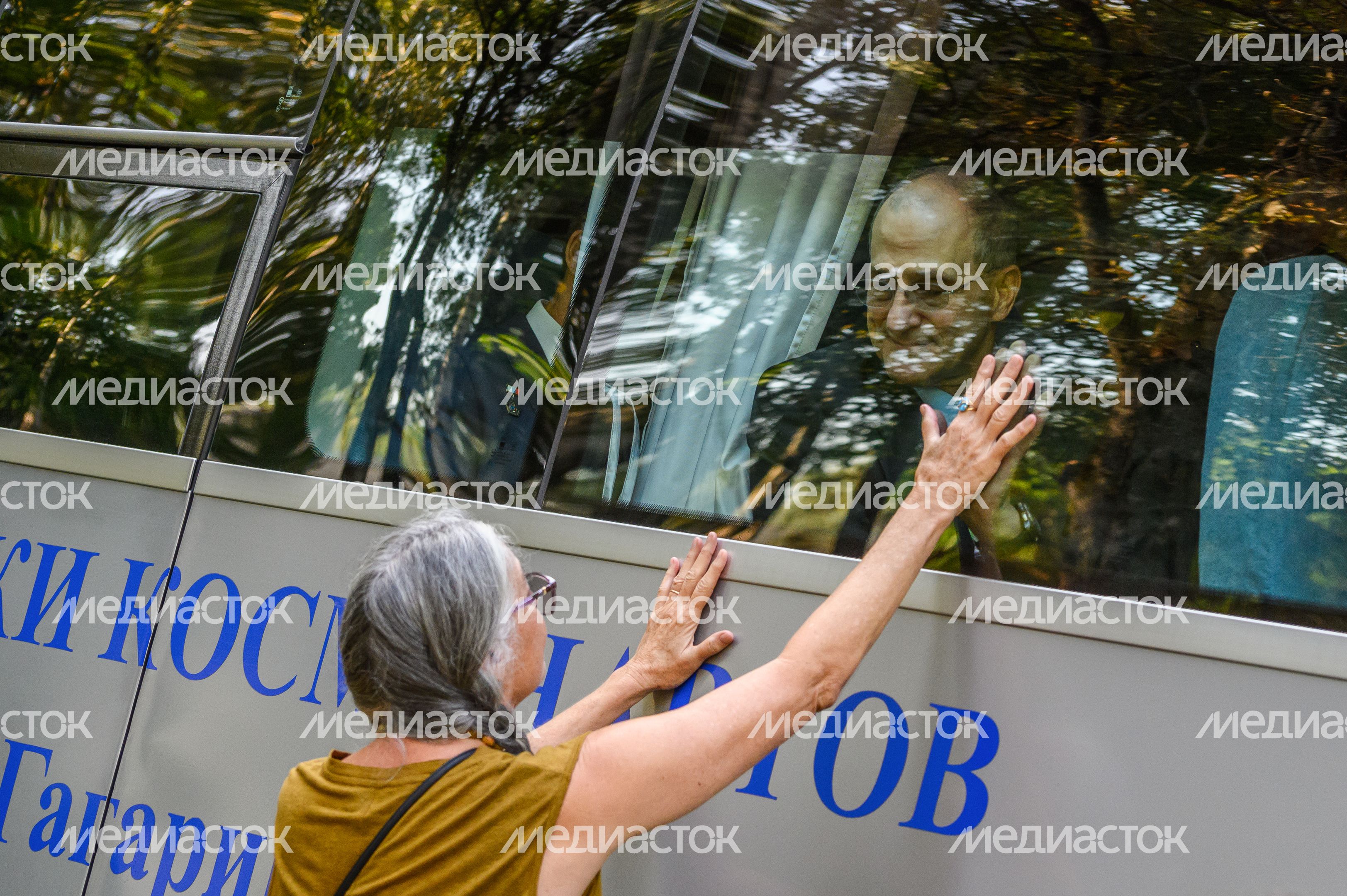 Астронавт НАСА Дональд Петтит прощается с родными перед стартом