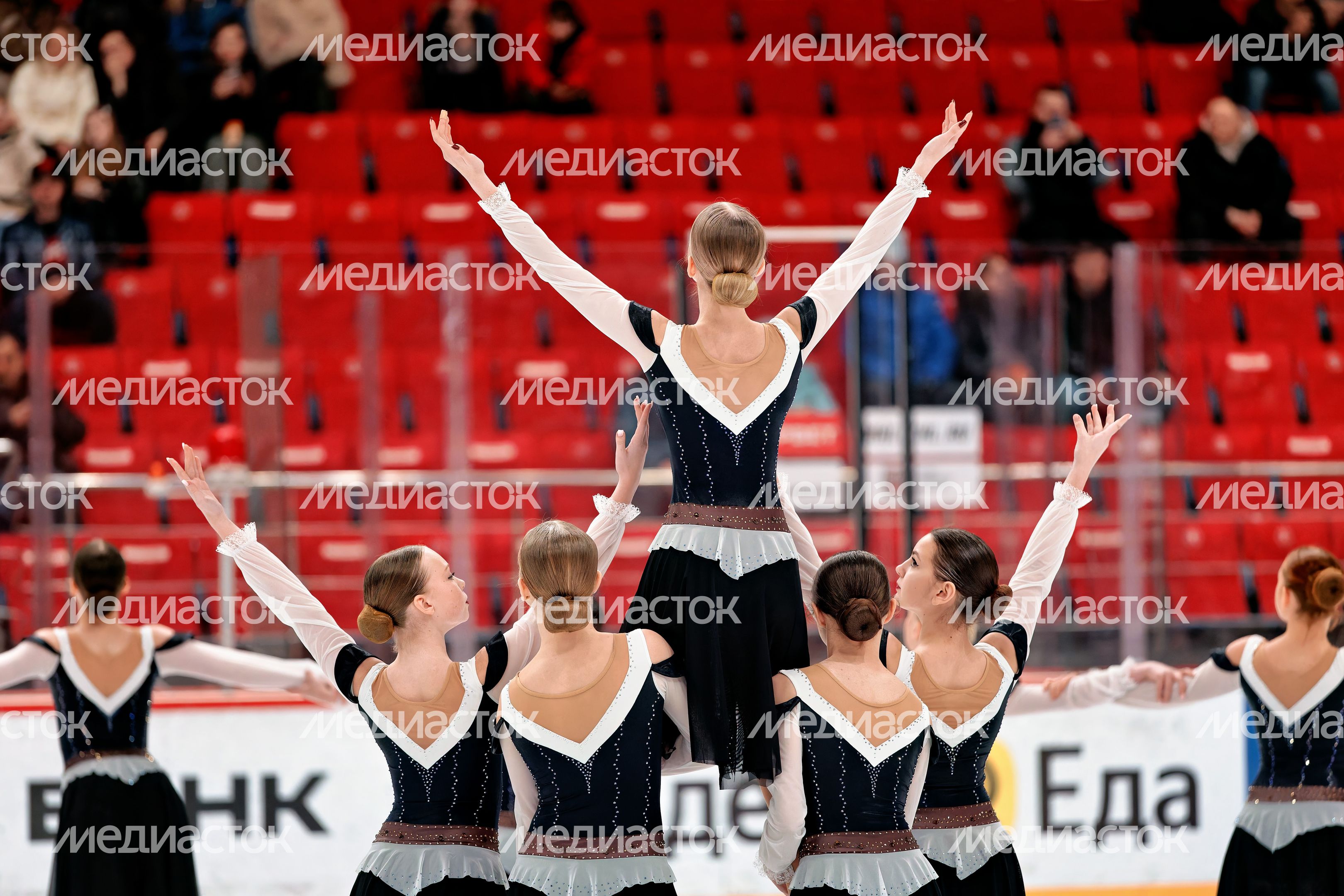 Выступление девочек секции фигурного катания на закрытии Кубка Юрия Ляпкина по хоккею Выступление девочек секции фигурного катания на закрытии Кубка Юрия Ляпкина по хоккею