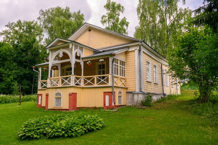Усадьба Мураново имени Ф.И. Тютчева в Пушкинском округе летом
