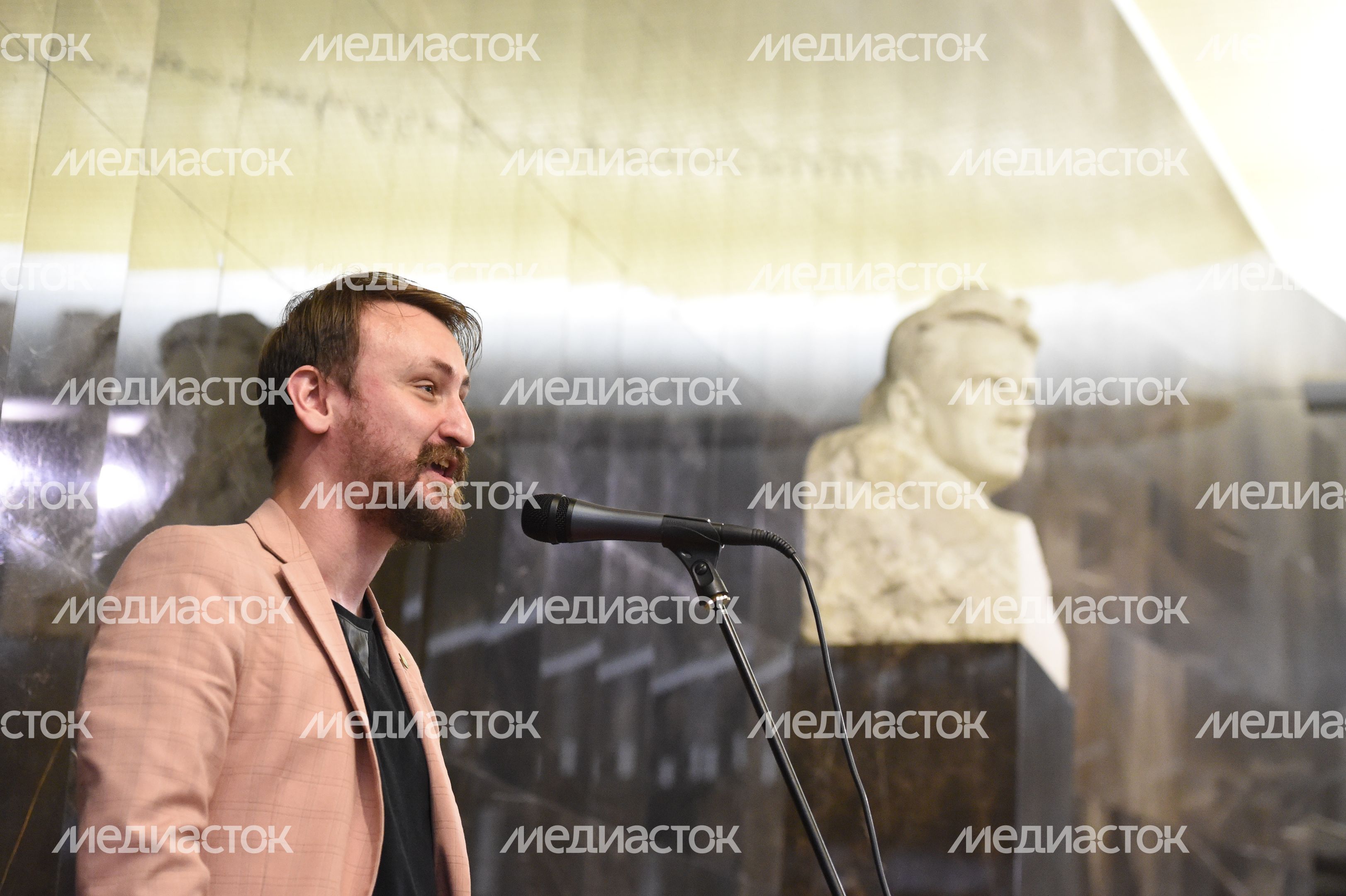 Чтения стихов Маяковского проходят в московском метро в честь дня рождения поэта