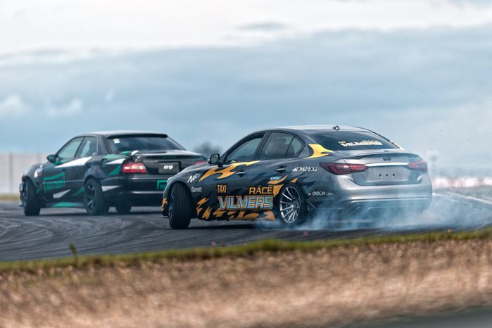 Дрифт-гонка автомобилей по автодрому Moscow Raceway на фестивале «Дрифт Экспо» в Волоколамске