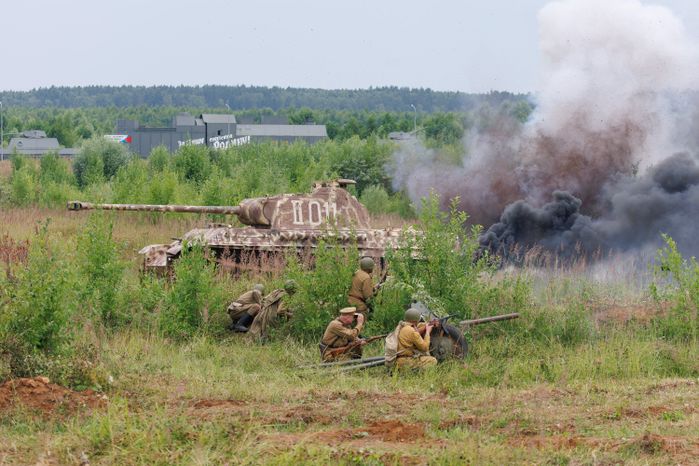 Эпизод Курской битвы под Прохоровкой на военно-исторической реконструкции в Центральном парке «Патриот»