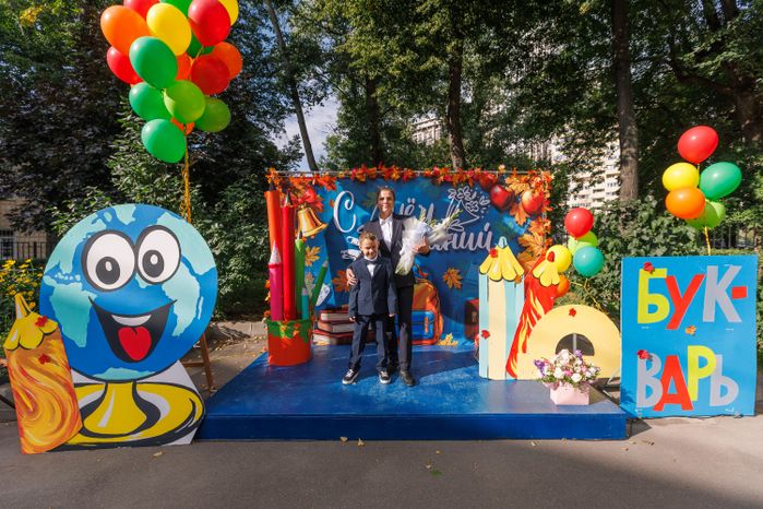 Первоклассники 1 сентября на линейке в школе