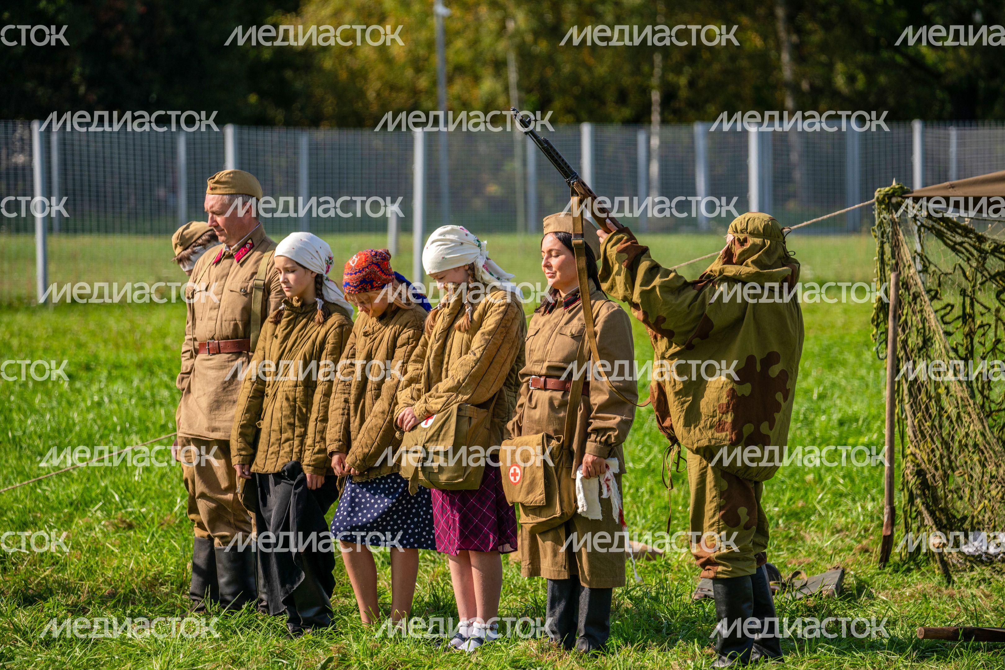 Санитары в военно-исторической реконструкции Битвы за Москву в музее Зои Космодемьянской Санитары в военно-исторической реконструкции Битвы за Москву в музее Зои Космодемьянской