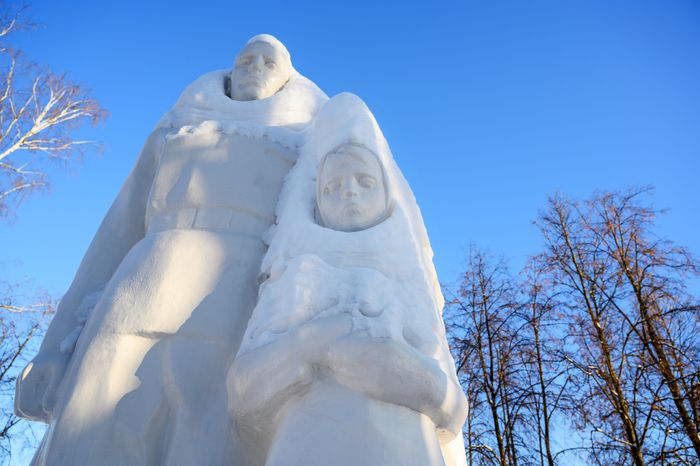 Памятник «Детям войны посвящается...» в Люберецком центральном парке культуры и отдыха зимой