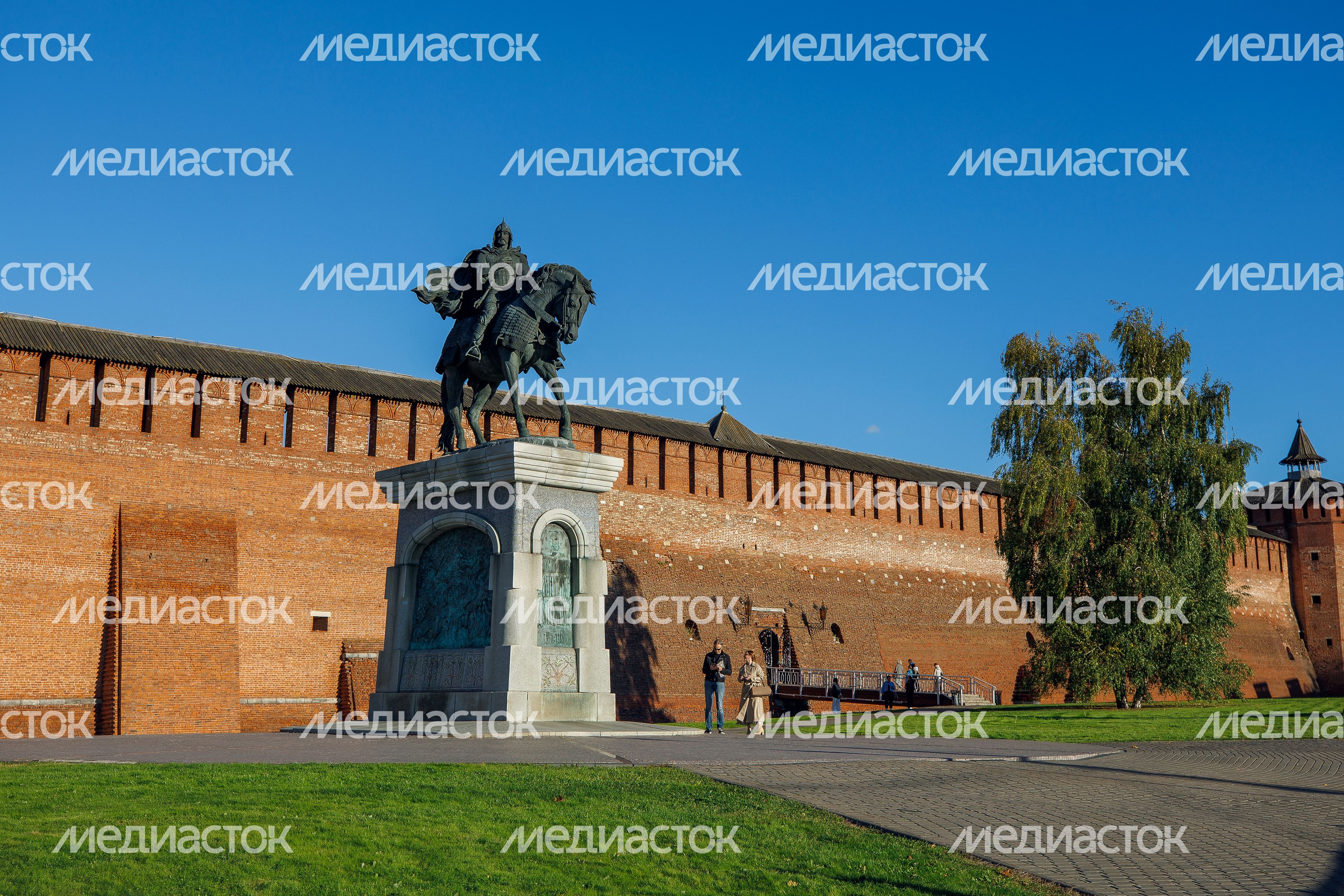 Памятник Юрию Долгорукому у стен Коломенского кремля