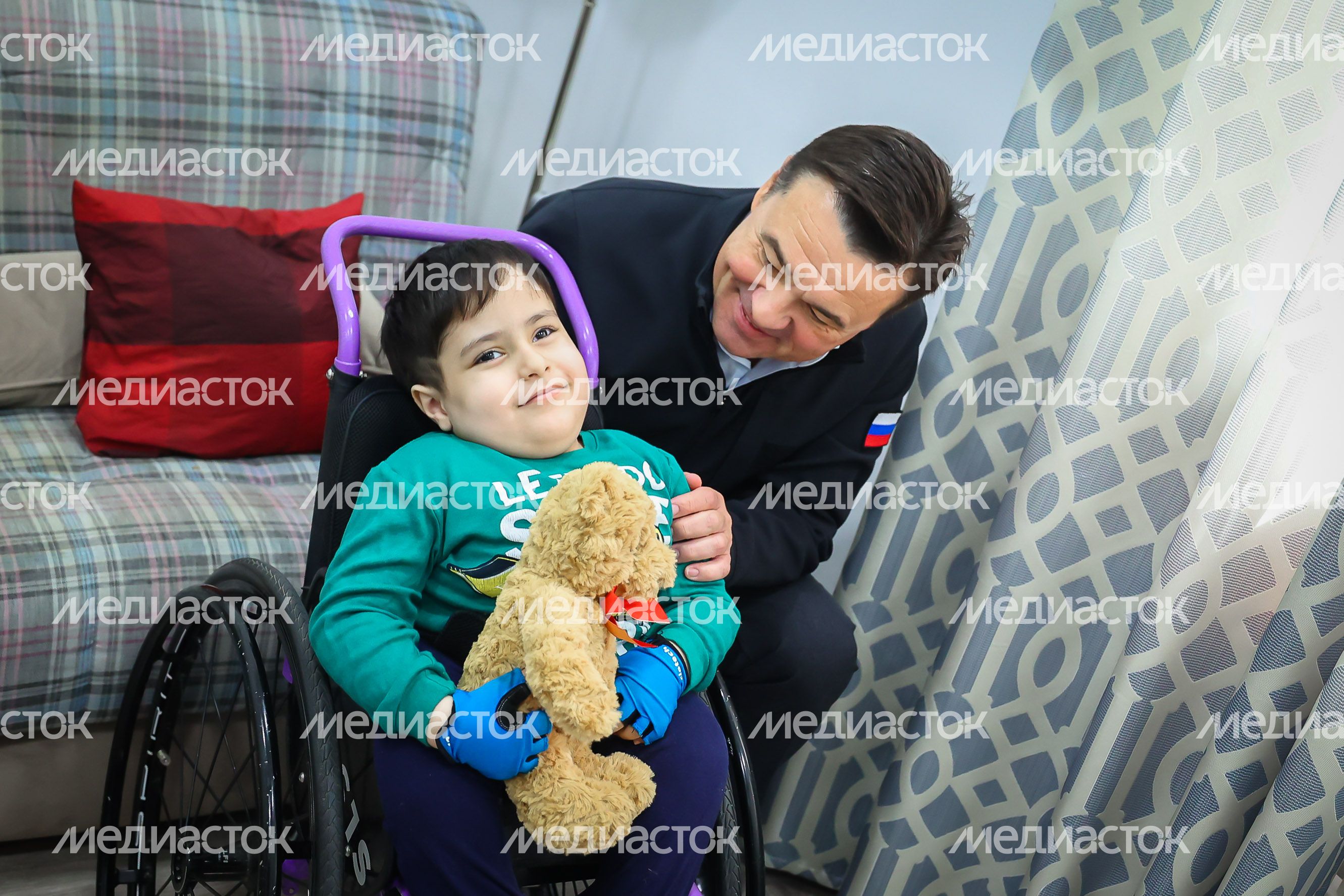 Губернатор и протоиерей Александр Ткаченко навестили юных пациентов Московского областного хосписа