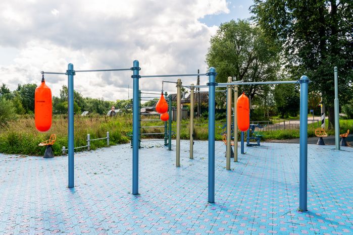 Спортивная площадка с турниками в парке «Леко» в селе Синьково Дмитровского округа