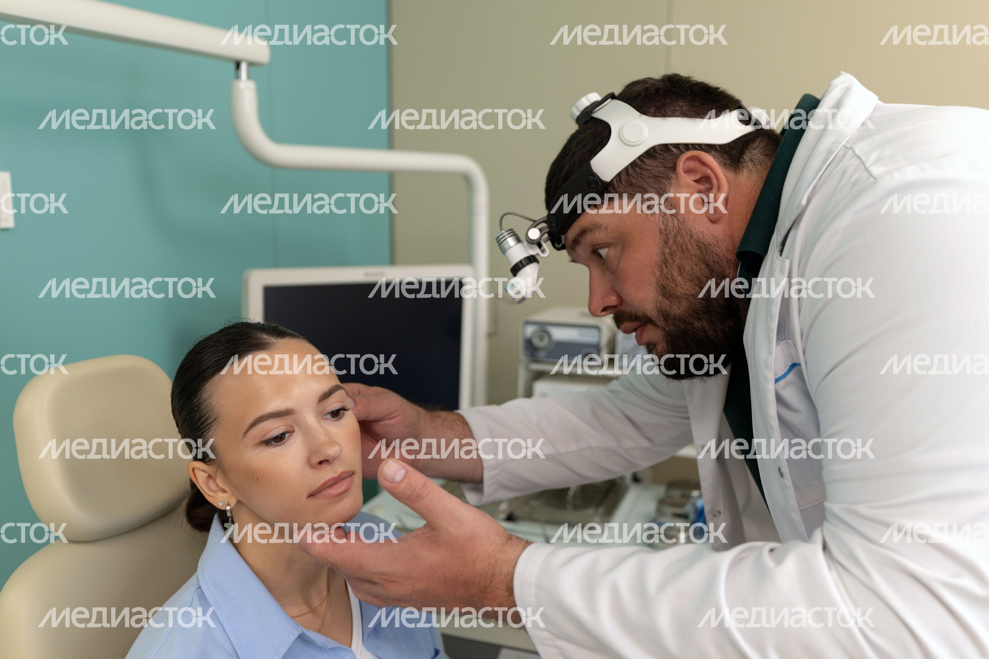 Лор-врач принимает пациента в КДЦ «Ромашка» в селе Ромашково Одинцовского округа Лор-врач принимает пациента в КДЦ «Ромашка» в селе Ромашково Одинцовского округа