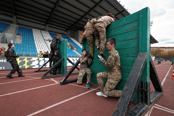 Слаженность в прохождении полосы препятствий показали школьники в военно-патриотической игре «Наследники Победы»