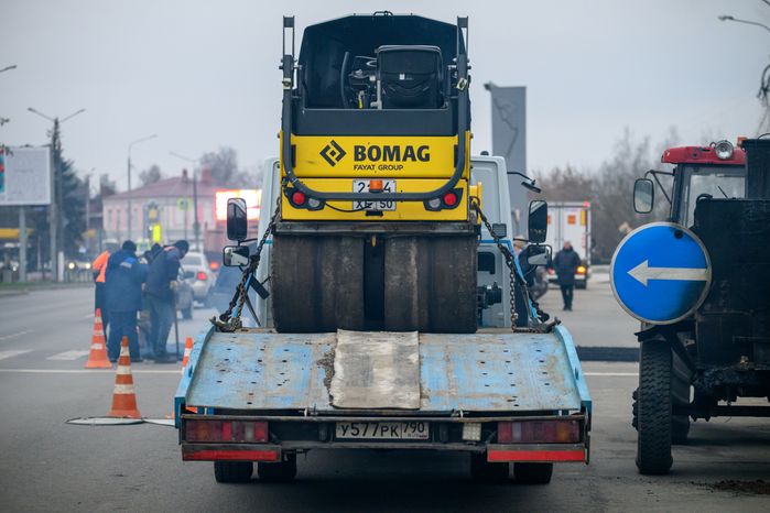 Рабочие Мособлводоканала укладывают асфальт в Орехово-Зуево после ремонта водопровода