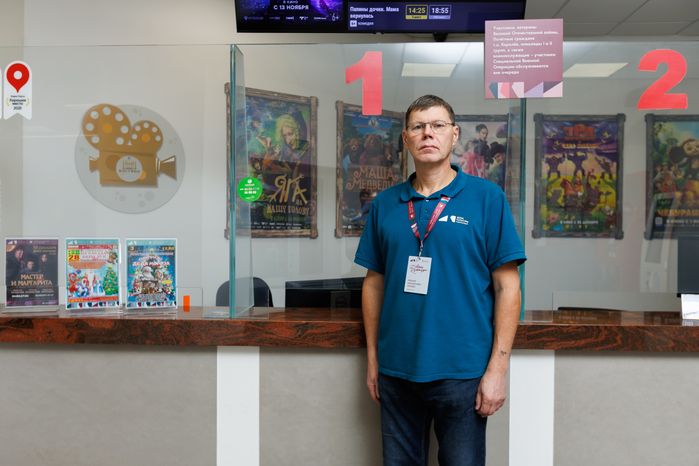 Униформа сотрудников Делового и культурного центра «Костино» в Королеве оформлена в цветах проекта «Умный ДК»