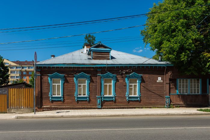 Летние виды улицы Московской со старинными домами в Звенигороде