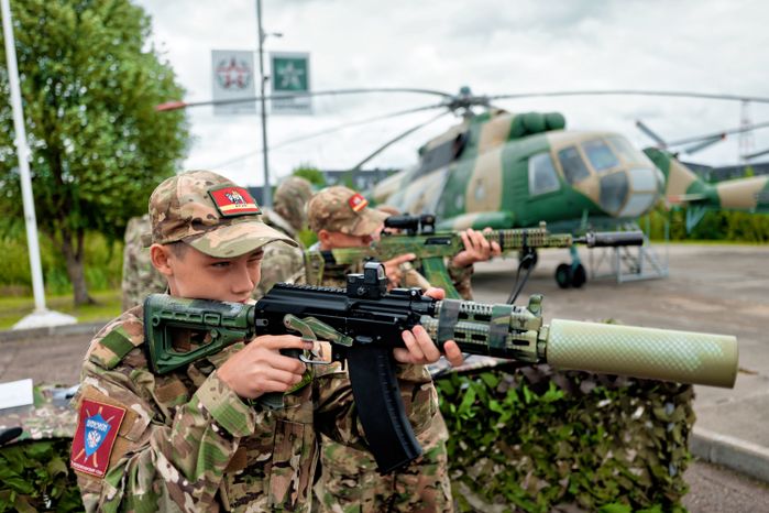 Военно-спортивная игра «Юнавиа» для молодежи в Центре военно-тактических игр парка «Патриот» Одинцовского округа