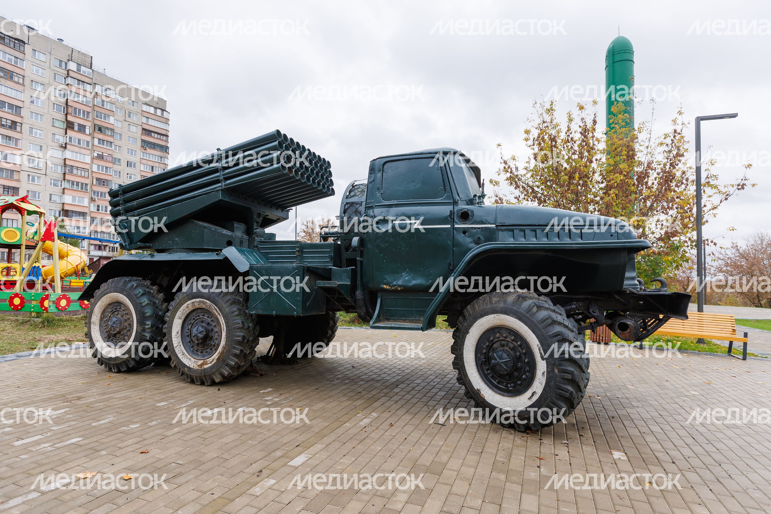 Установка «Град» у памятника создателям ракетного щита России в сквере им. Б.К. Громцева в Дзержинском Установка «Град» у памятника создателям ракетного щита России в сквере им. Б.К. Громцева в Дзержинском