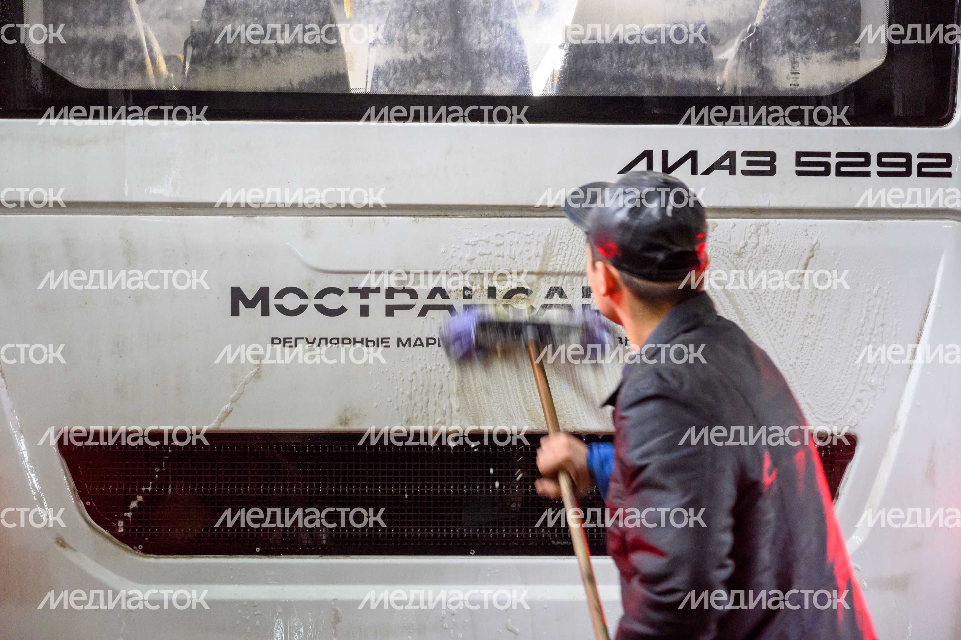 Мойка кузова автобуса перед отправлением в рейс Мойка кузова автобуса перед отправлением в рейс