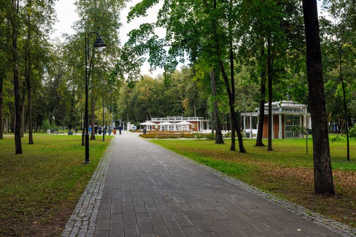 Парк усадьбы Кривякино летом в Воскресенске