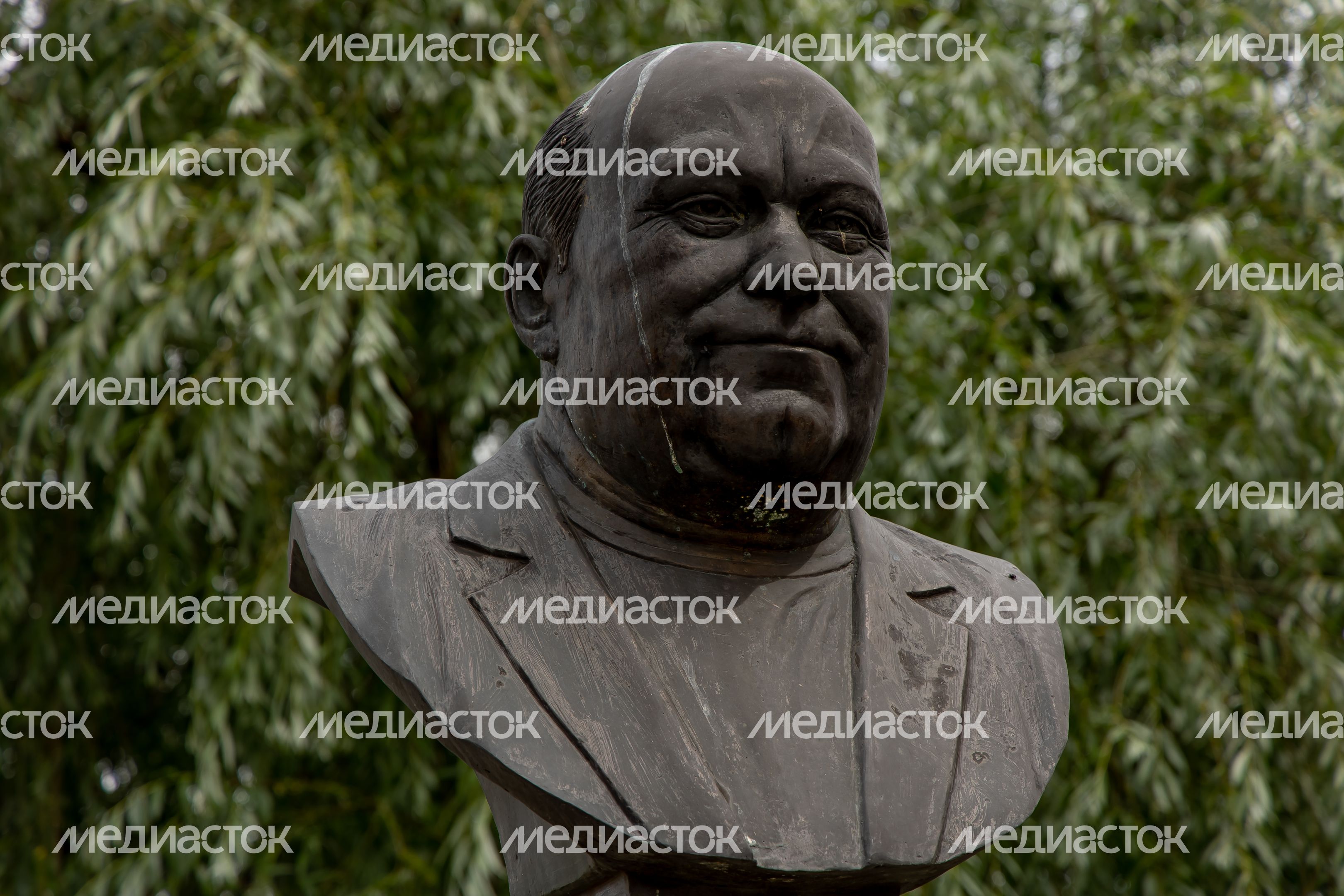 Памятник Н.Н. Лазурину